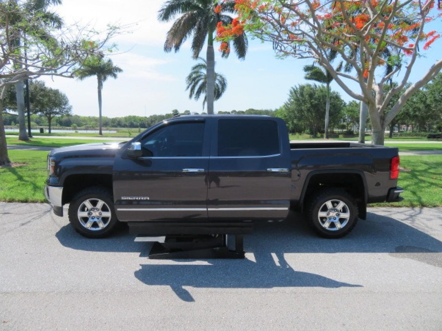 2014 /Black GMC Sierra 1500 SLT Crew Cab 2WD (3GTP1VEC2EG) with an 5.3L V8 OHV 16V engine, 6-Speed Automatic transmission, located at 4301 Oak Circle #19, Boca Raton, FL, 33431, (954) 561-2499, 26.388861, -80.084038 - Photo#66